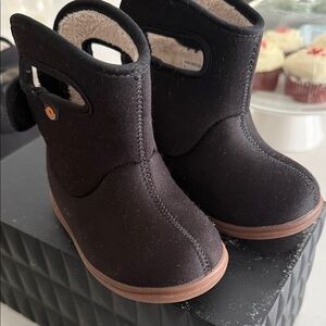 Bogs Baby Bogs II solid black insulated boots. Infant sized 6